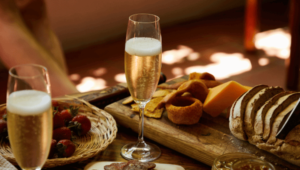 wine and chees pairings - sparkling wine with cheese