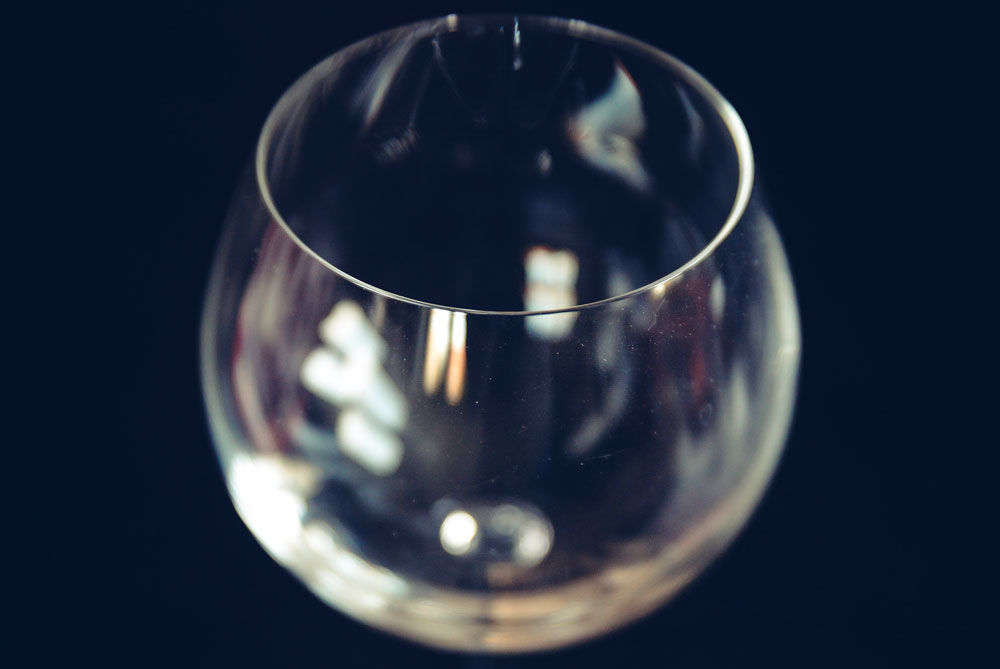 wine toasting etiquette the trick to clinking glasses vintage roots organic wine biodynamic wines