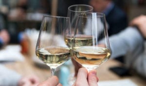 how to clink glasses