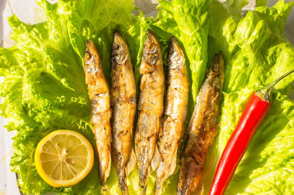 Grilled sardines on lettuce and lemon