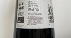 a wine with contains sulphites label, low sulphite wine